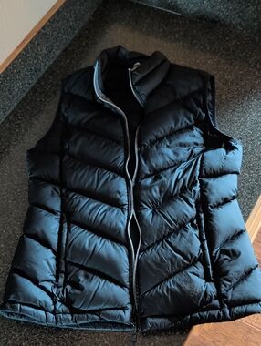 Women’s Mountain Hardwear Black Puffer Vest - Lightweight Quilted Vest